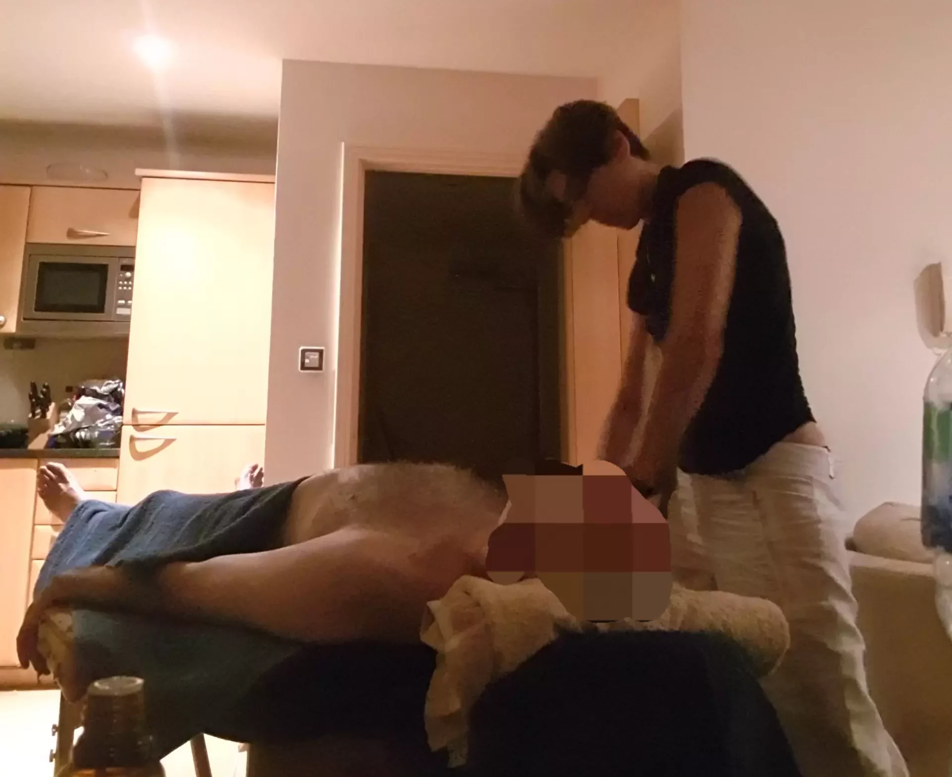 Terapist providing a massage treatment in a client's home